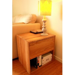 Bout de canapé - cube avec tiroir en bois de chêne massif huilé.